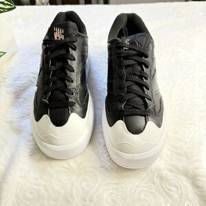 New Balance Black & White Sneakers Men’s 7 / Women’s 9